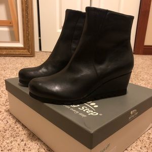 Spring Step Black Wedges